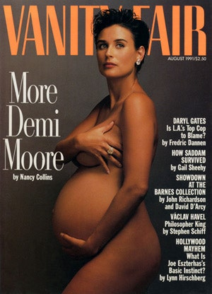 Eine Frau posiert für ein Magazin-Cover und hält die Arme über den Bauch gekreuzt, während große englische Schriftzüge im Hintergrund sichtbar sind.